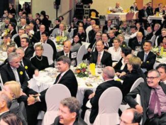 Freunde, Politiker und Vertreter der Wirtschaft feierten in Thayngen die Wahl Hannes Germanns. Bild Selwyn Hoffmann