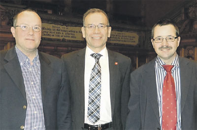 Der neue VGSH-Präsident Luc Schelker mit Ständerat Hannes Germann und seinem Vorgänger Lucien Brühlmann (v.l.n.r.), der nach neun Jahren zurückgetreten ist.