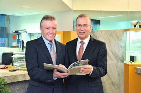 Bankdirektor Dieter Sommer (links) und Verwaltungsratspräsident Hannes Germann sind stolz auf das gute Geschäftsjahr 2013 der Ersparniskasse.Bild Rolf Fehlmann