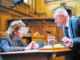 Bundesrätin Eveline Widmer-Schlumpf diskutiert im Ständerat mit Werner Luginbühl (BDP/BE).Bild Key