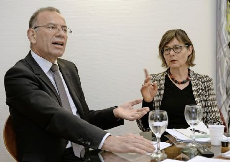 Milchkuh-Debatte auf der SN-Redaktion: Ständerat Hannes Germann (SVP) und Nationalrätin Martina Munz (SP).Bild Selwyn Hoffmann