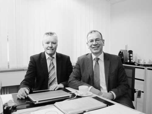 Bankdirektor Dieter Sommer und VR-Präsident Hannes Germann (rechts) können gute Zahlen vorweisen. Bild Hans Wicki