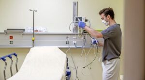 Nicht dringend notwendige Eingriffe sind vorübergehend ausgesetzt – einer der aktuell aufgebotenen Spitalsoldaten testet Apparaturen am Kantonsspital. BILD ROBERTA FELE